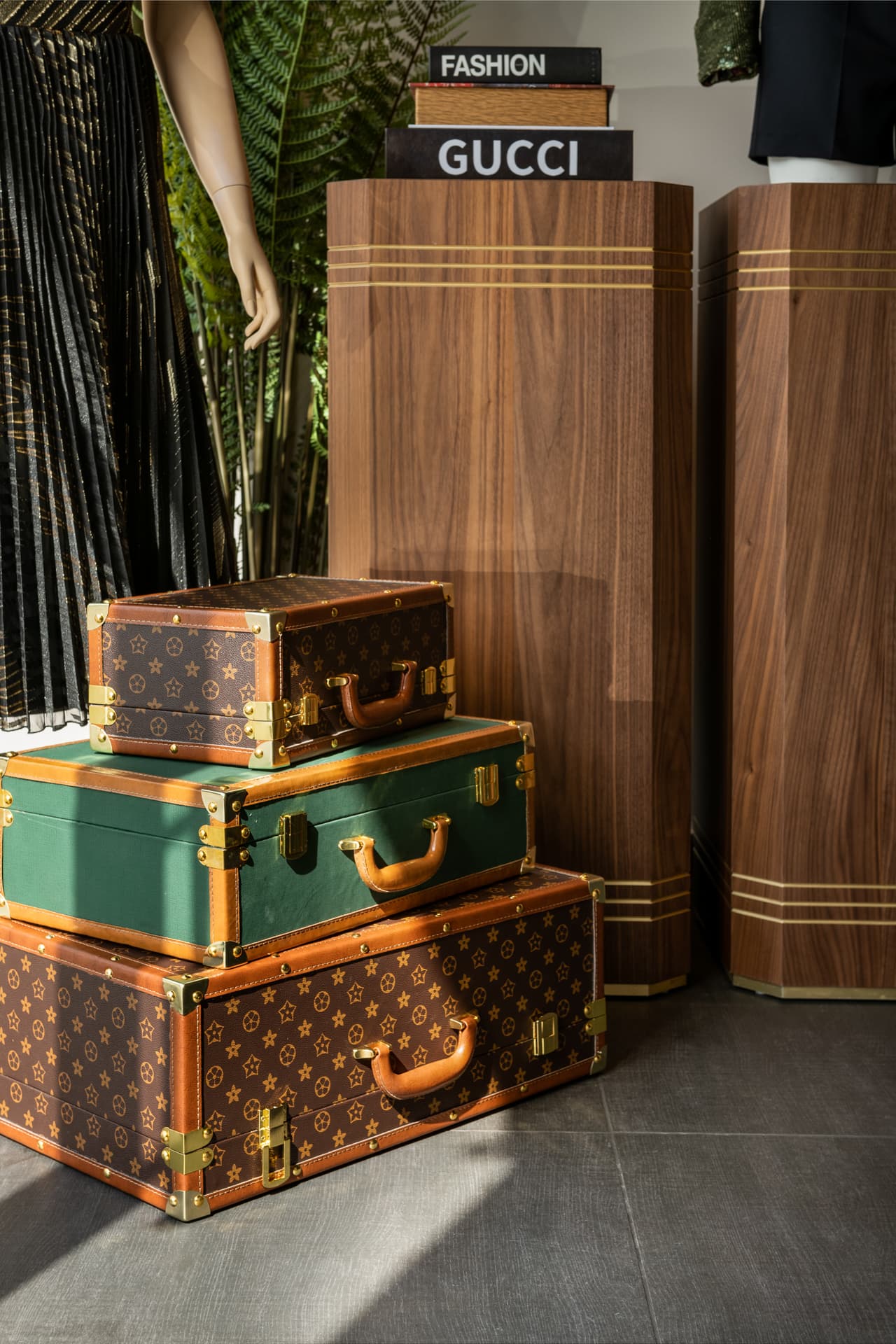 Gold Sputnik chandelier above green marble D.VOGUE counter