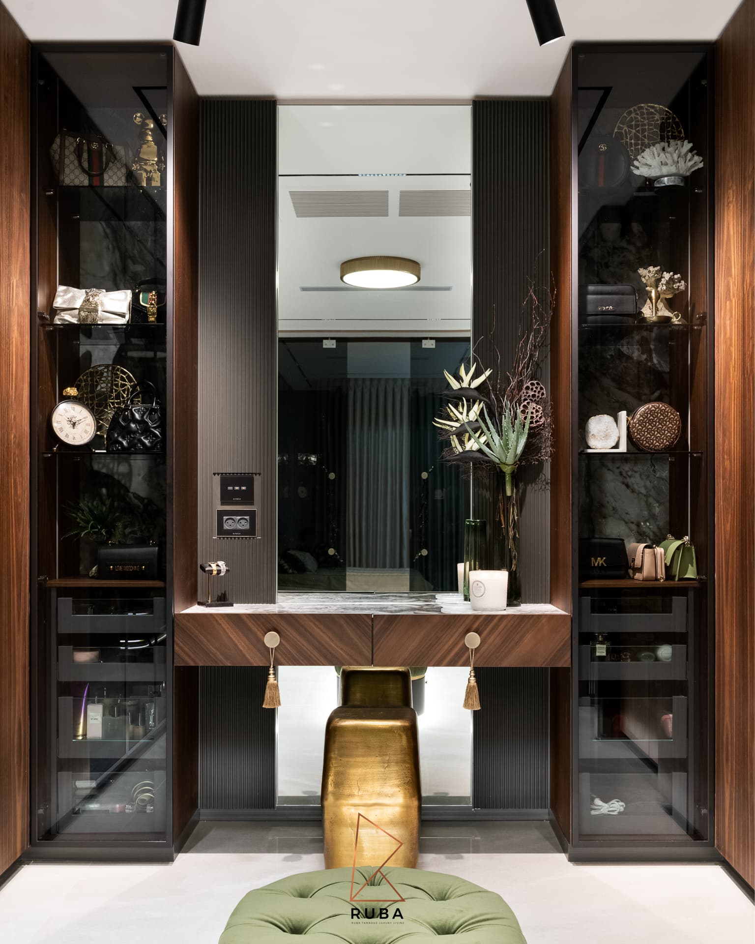 Dressing Room — Ibrahim Shabaita — Photo 2