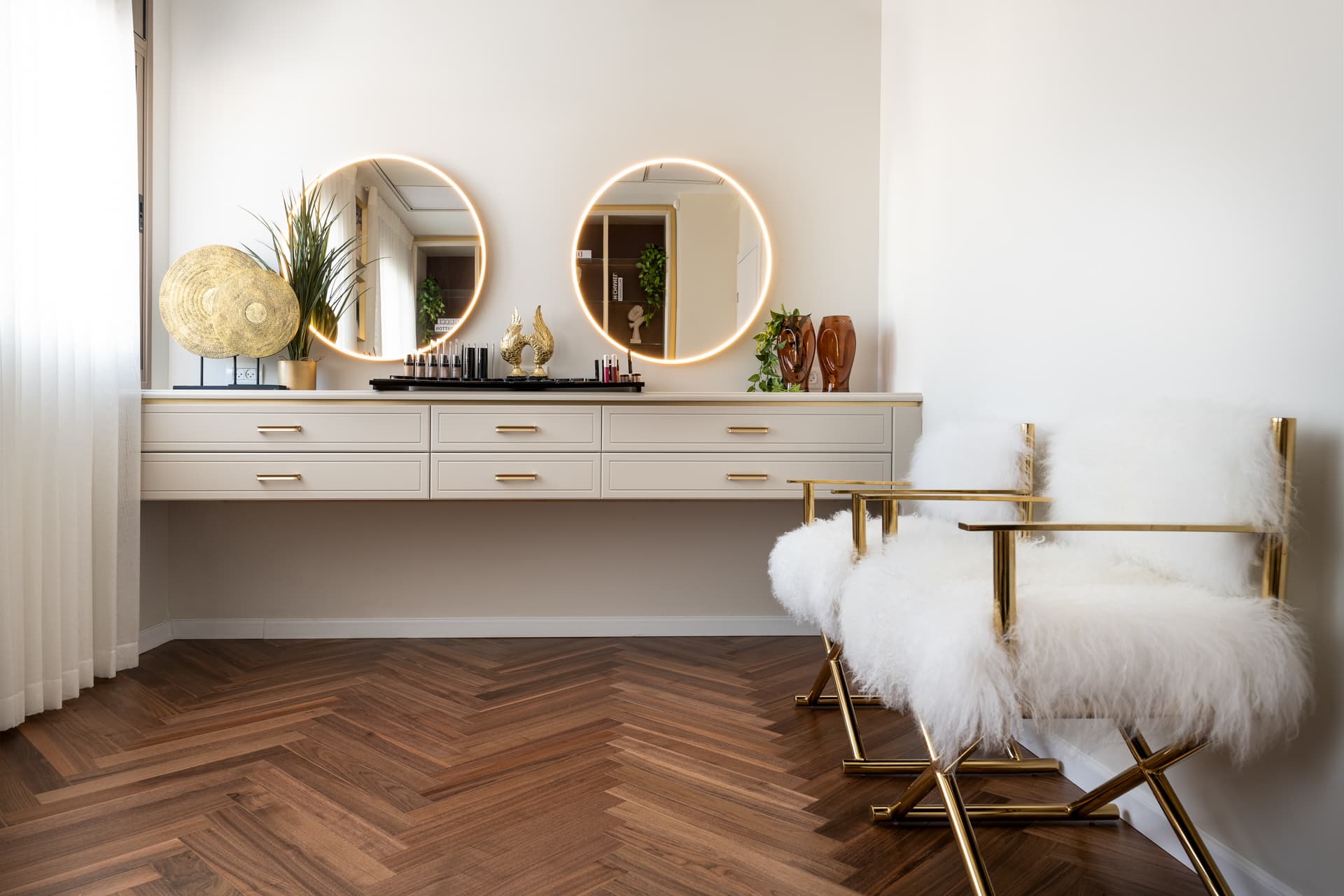 Vanity Station — Moeen Clinic