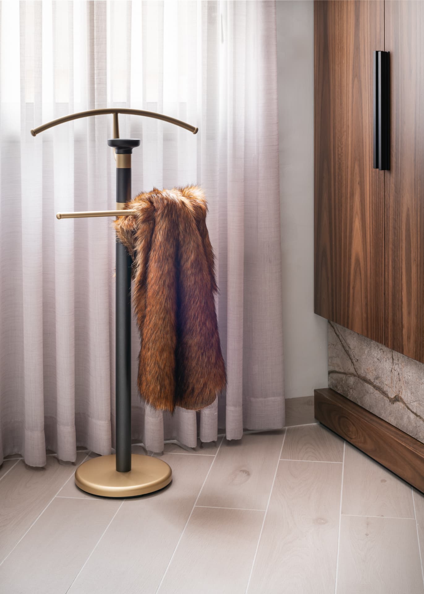 Geometric stepped-rectangle black steel stair railing