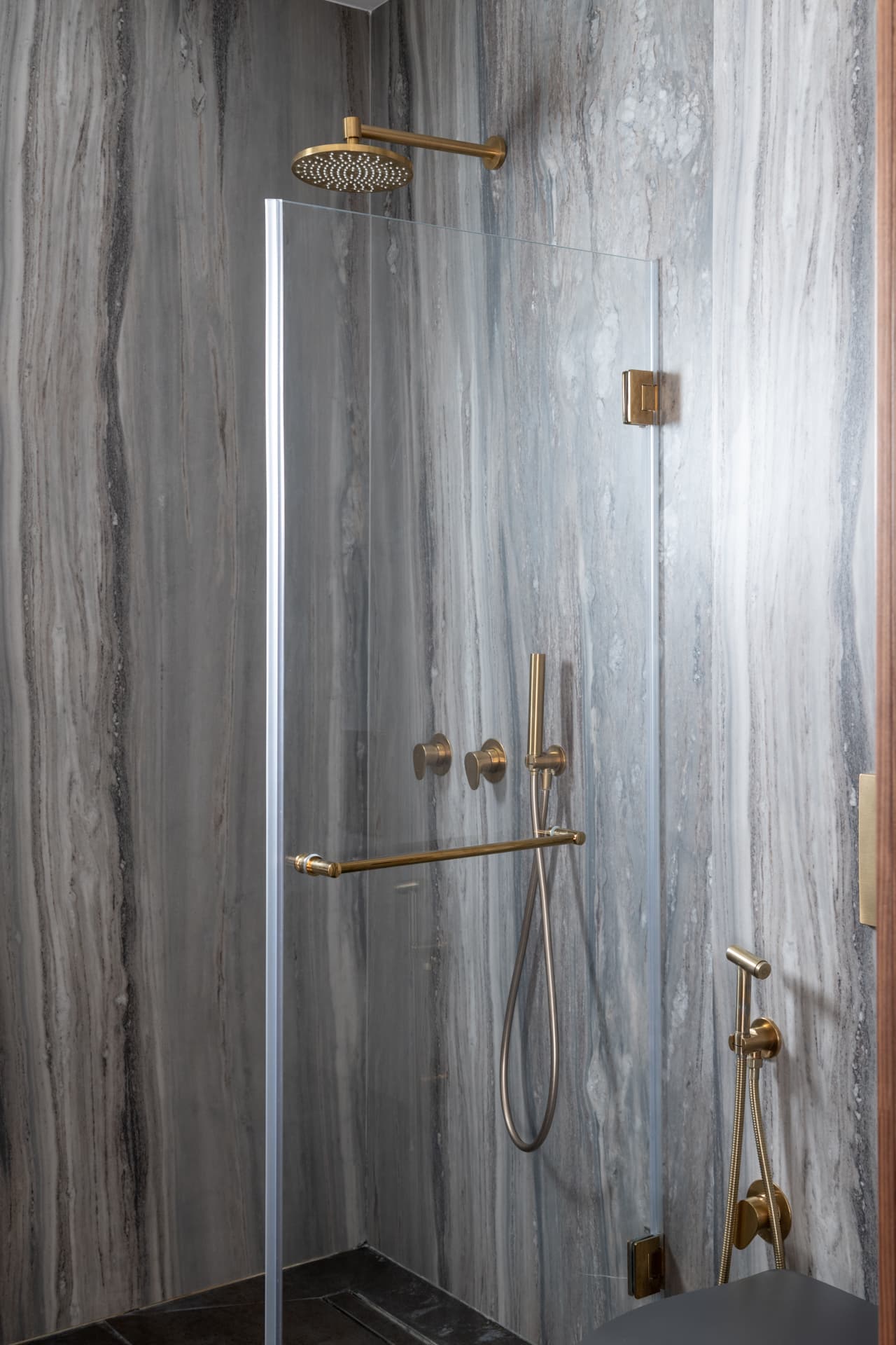 Fluted cream island base with stone top and white leather stools