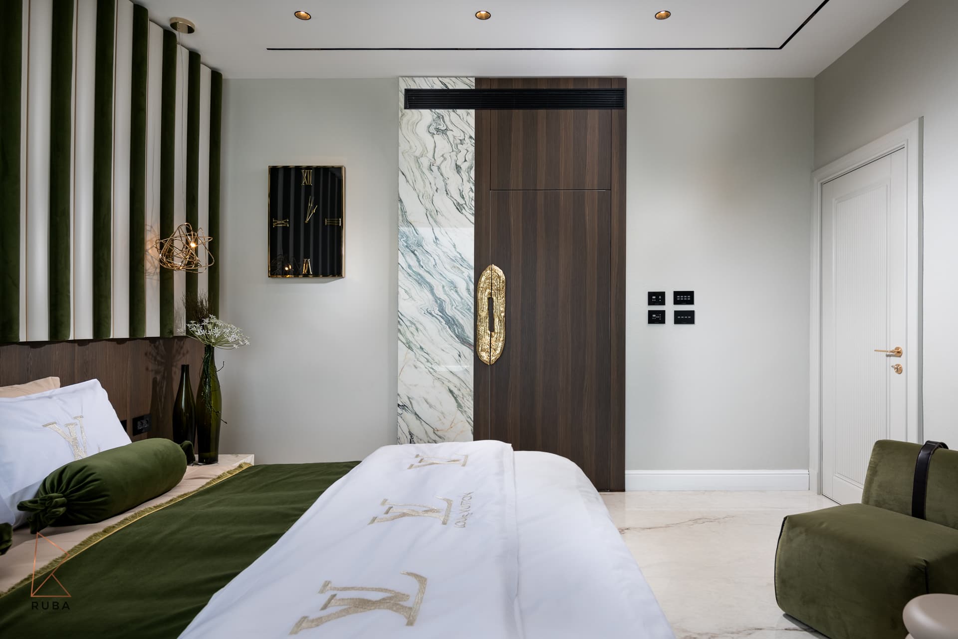Master Bedroom — Bird of Paradise Flower — Photo 4