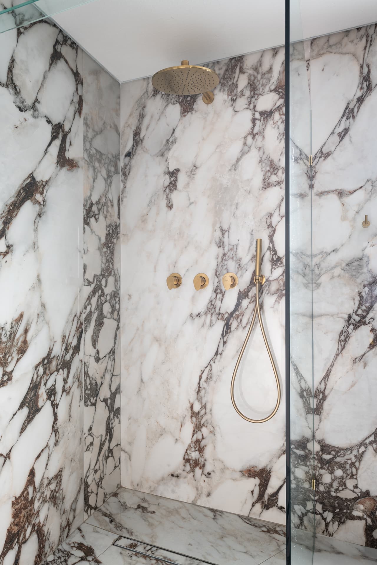 Master Bathroom — Cognac — Photo 3