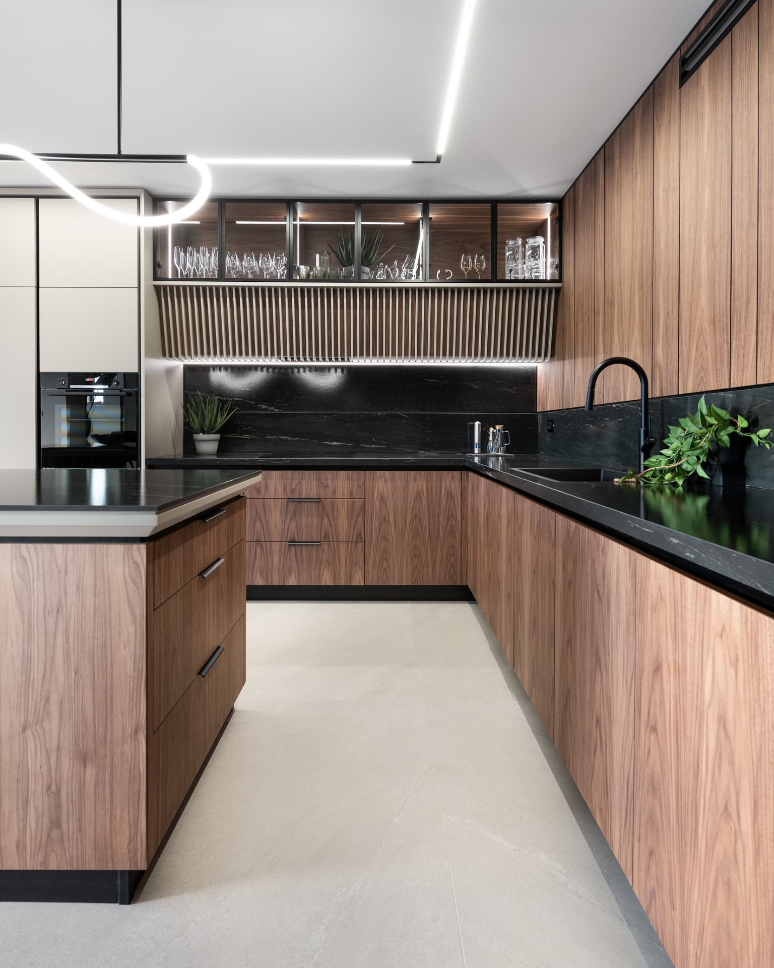 Kitchen — Marquina — Photo 2
