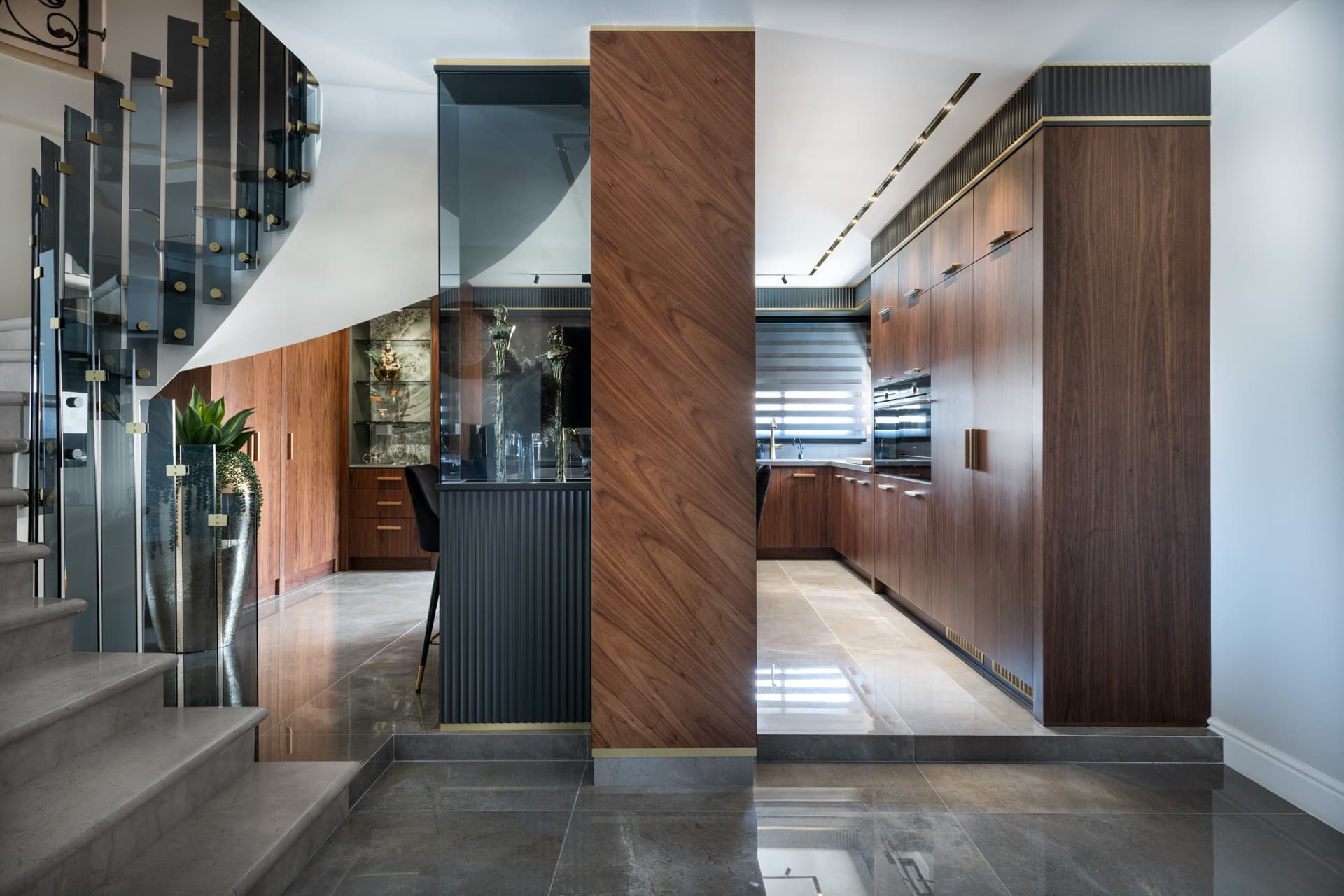 Entryway — Saffron — Photo 2